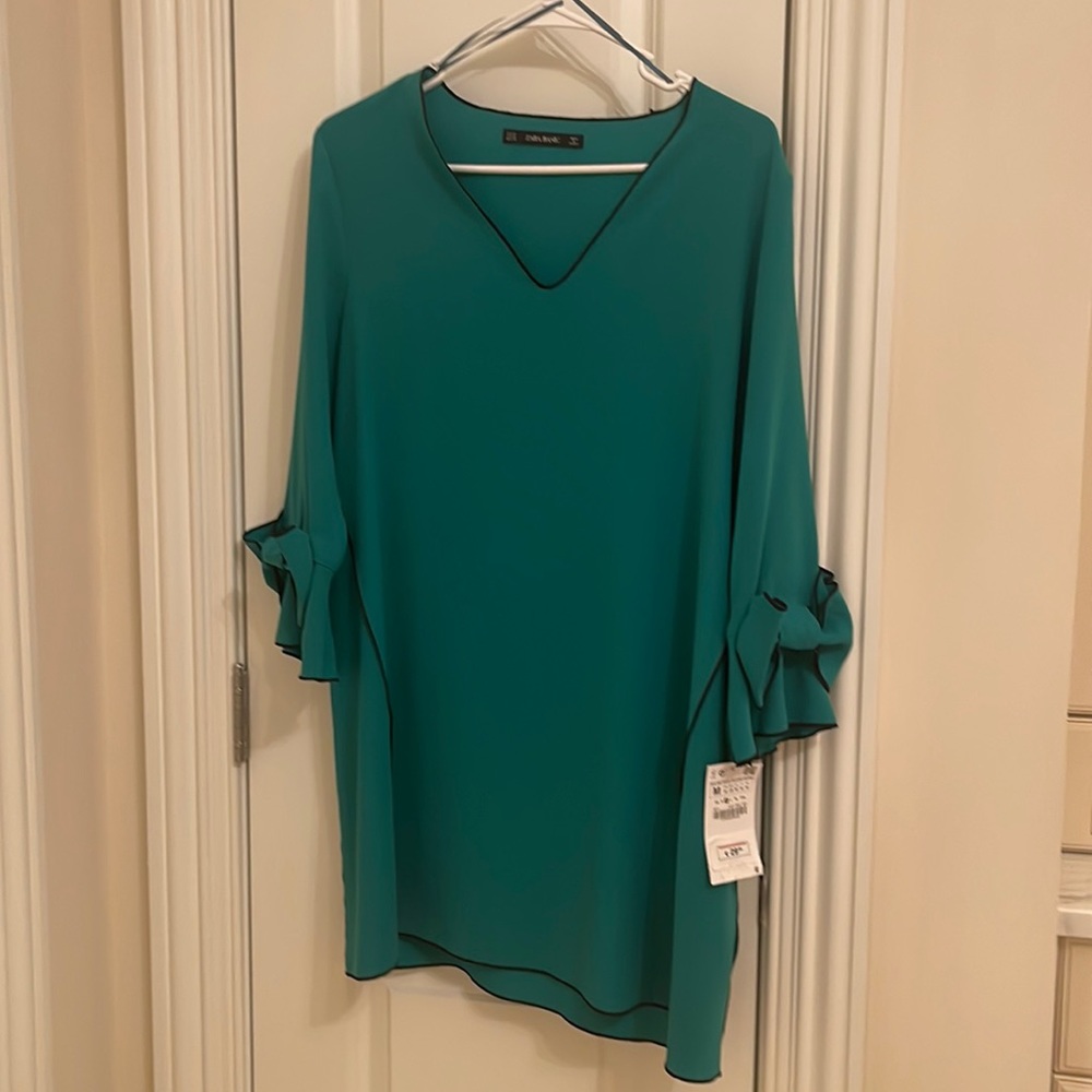 Dress above knee size medium! 🍀